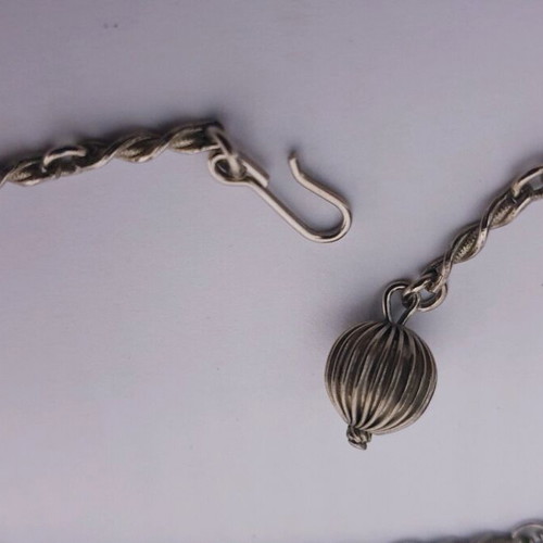 Women's necklace modern silver color like new