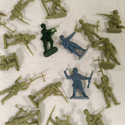 Vintage very small toy soldiers used