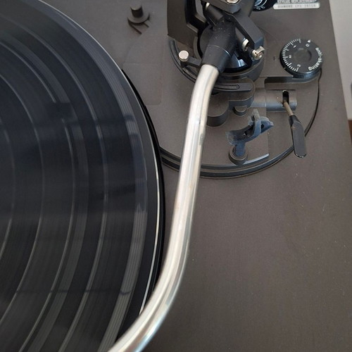 Technics SL-Q2 turntable used with quartz lock and genuine 207c cartridge