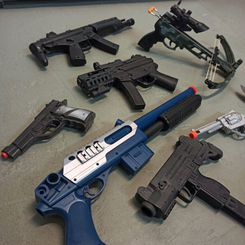 Children's toy weapons used, 7 weapons, knife, mask and 2 vests gift