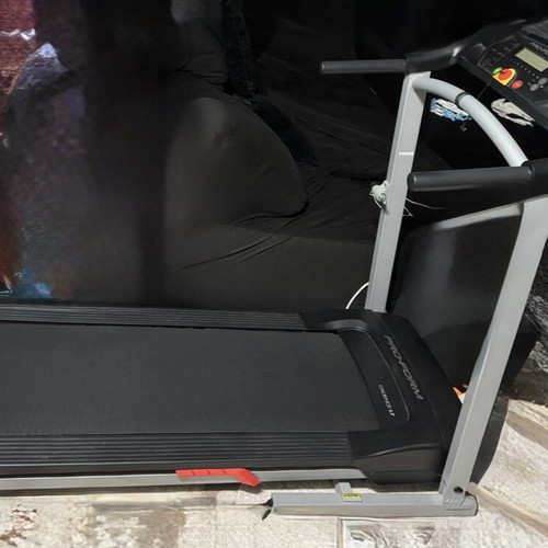 Folding Treadmill like new, 1.60m length, shock-absorbing floor