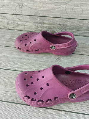 Crocs sandals size 33.5, pink
