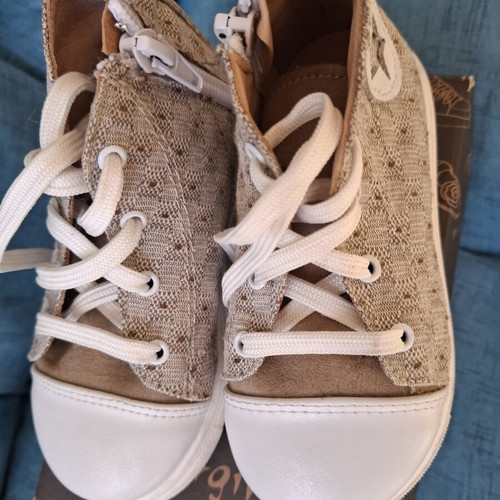 Gorgino Casual Baby Shoes Like New Size 23 White Beige