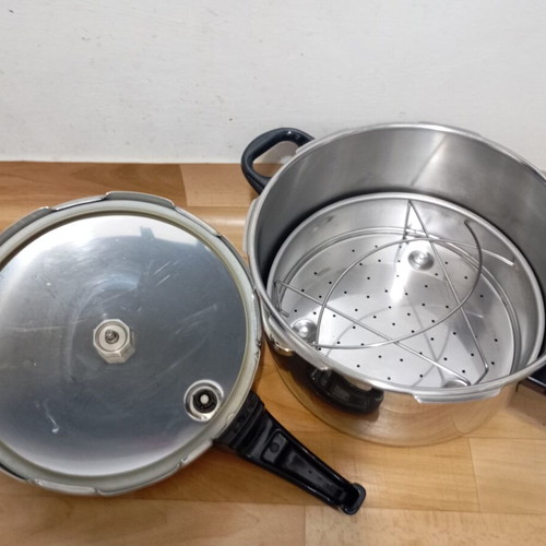 Fissliler Pressure Cooker 8 Liter Like New