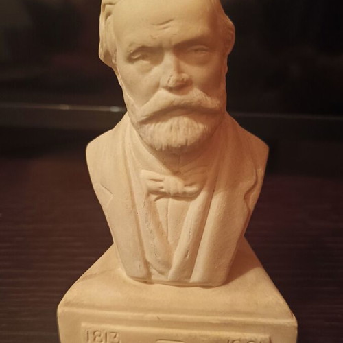 Verdi statuette used in good condition
