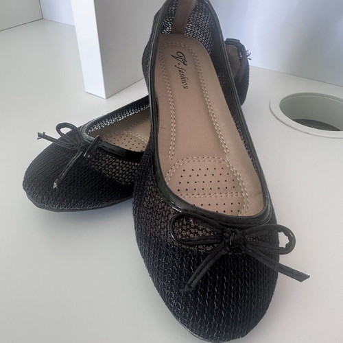 Girls' black ballerinas size 32 used, lightweight with bow