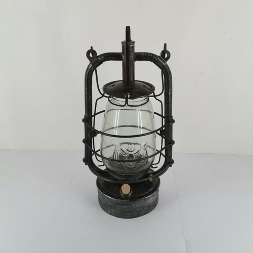 Storm lantern used “bat” design