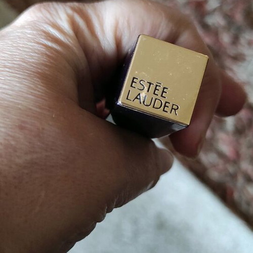 Κραγιόν Estée Lauder σαν καινούργιο με έντονο καλοκαιρινό χρώμα