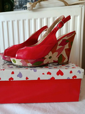 Anelle sandals used, red patent with floral platform size 36