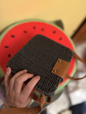 Μαύρη ψάθινη τσάντα χιαστί με καφέ λεπτομέρειες