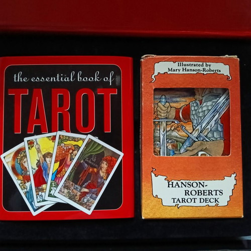The Essential Tarot card deck by Rosalind Simmons like new book and card set