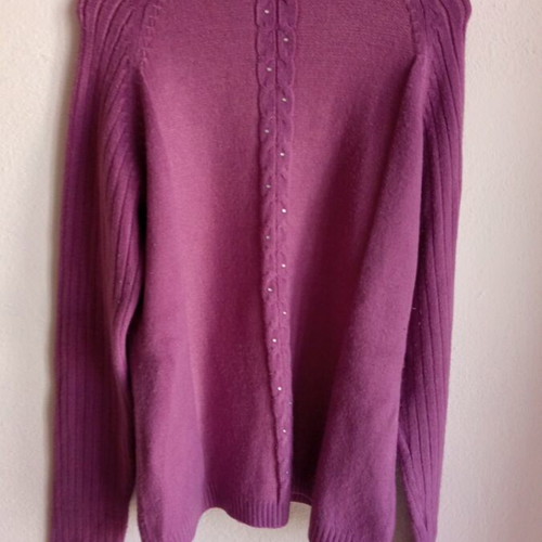Purple sweater with long sleeves and shiny rhinestones, like new, size S