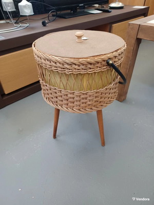 Καλαθάκι ραπτικής vintage με τρίποδο μεταχειρισμένο