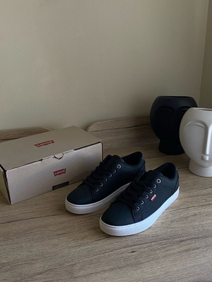 Levi's men's sneakers size 42 black with white sole new