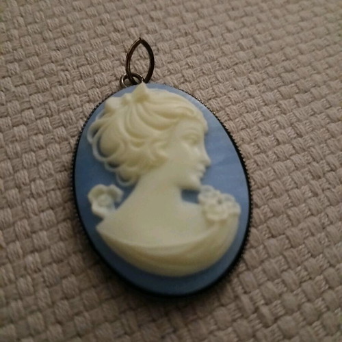 Vintage cameo pendant like new, white and blue