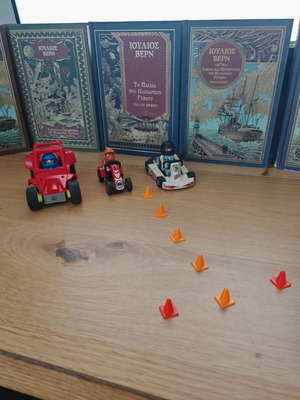 Playmobil cart set like new with 3 cars and 3 figures