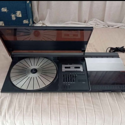 Beocenter 2200 stereo system like new, collectible with two large speakers