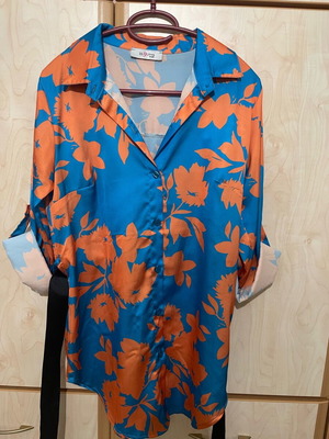 Floral shirt like new with black fabric belt, size S