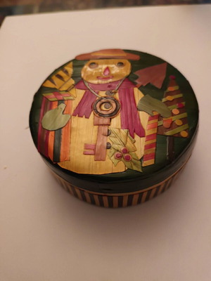 Decorative box with marquetry of thin straw or bamboo strips like new
