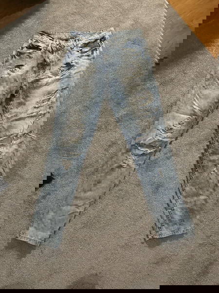 Παντελόνι denim boyfriend γραμμή με σκισιματα Stradivarius