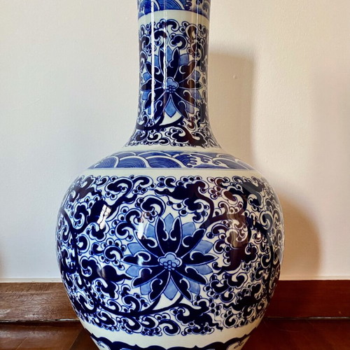 Chinese porcelain vase like new