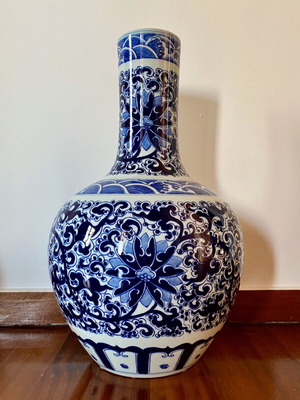 Chinese porcelain vase like new