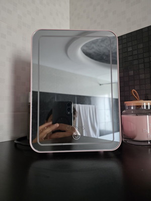 Omnys SCP-4 Skin Care Mini Fridge 4 Lt like new, pink design
