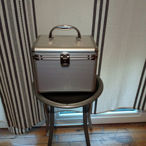 Aluminum case for CDs and DVDs like new