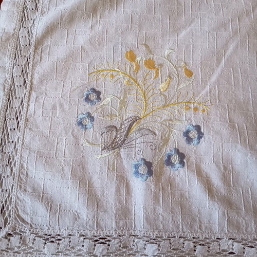 Linen square cloth with embroidered flowers and lace edging, like new