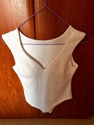 White bodysuit like new with built-in cups, size small-medium