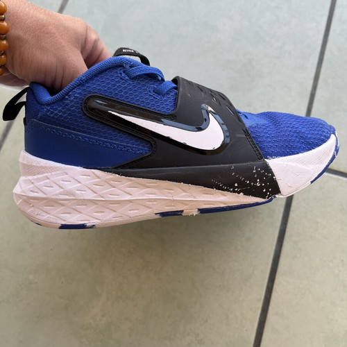 Nike Team Hustle D 12 basketball shoes used, size 33, blue