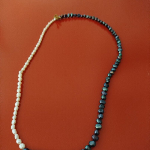 Necklace with natural cultured pearls, like new, black and white