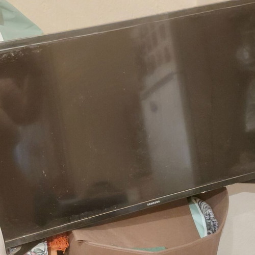 Samsung 32-inch TV, non-smart, HDMI, 74x43 cm