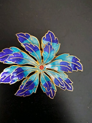 Flower brooch new, blue