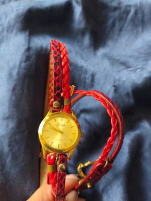 Дамски часовник-гривна като нов