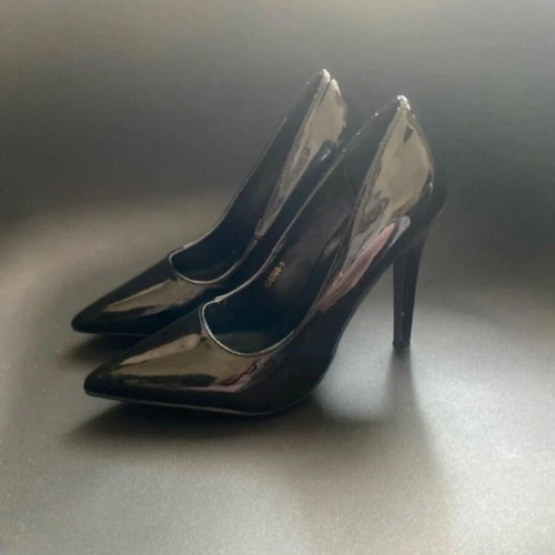 Patent leather pointed pumps like new, size 39, black
