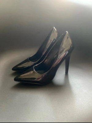 Patent leather pointed pumps like new, size 39, black