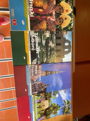 Tourist guides like new, old pack