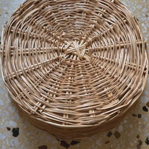 Rattan woven basket like new, 42 cm diameter, 13 cm height