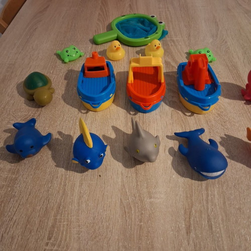 Baby bath toys pack of 16, like new, water squirting animals