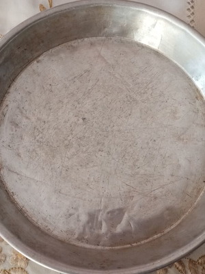 Baking tray with wear marks