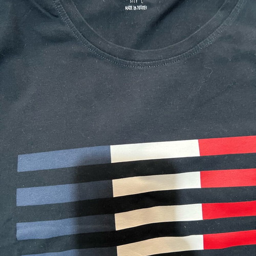Tommy Life t shirt black like new, size L