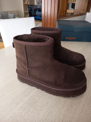 UGG boots size 38 brown like new