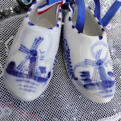Vintage διακοσμητικό με πορσελάνινα τσόκαρα Delft Blue και βραχιόλι-φυλαχτό σαν καινούργιο
