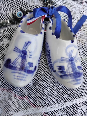 Vintage διακοσμητικό με πορσελάνινα τσόκαρα Delft Blue και βραχιόλι-φυλαχτό σαν καινούργιο