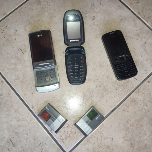 Old mobile phones for collectors used with two Nokia batteries