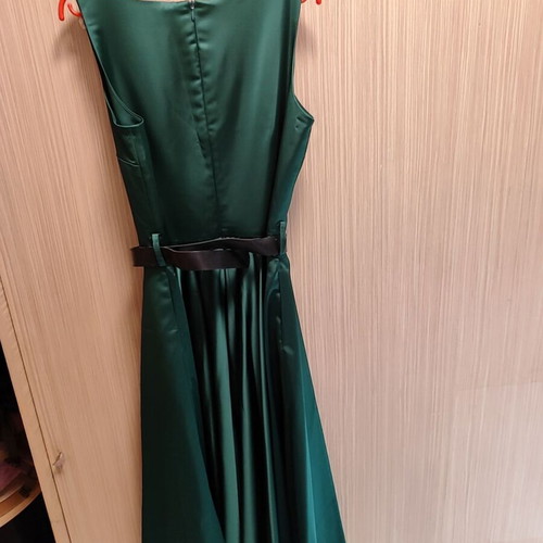 Desiree satin emerald dress like new, flared skirt, size M
