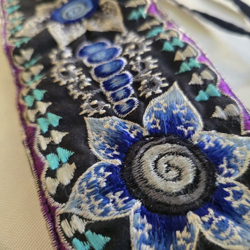 Vintage belt with laces and inner pocket like new, adjustable, black multicolor