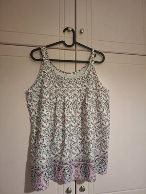 Sleeveless blouse wide fit like new