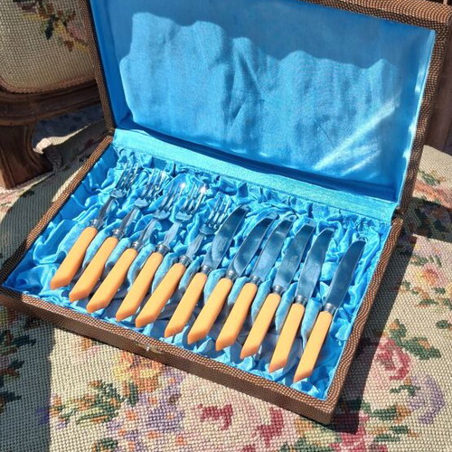 Old set of Vangelis mastic knives, missing one fork